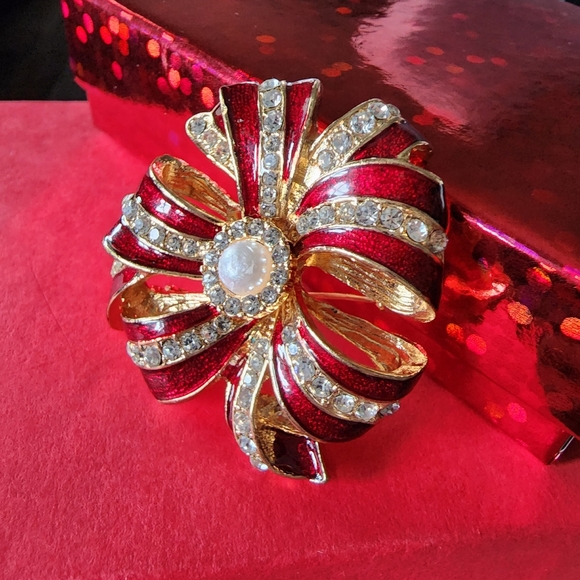 Vintage Red Enamel Gold Tone CZ and Faux Pearl Valentine's Ribbon Bow Brooch Pin - Picture 9 of 16